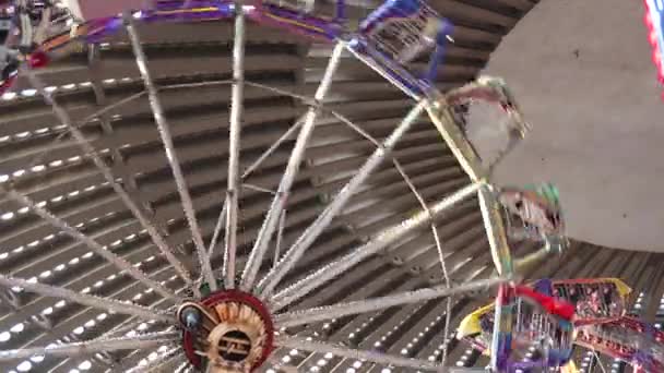Grote Spinning Wheel Enterprise Ride Expo Hall Winter Fair — Stockvideo