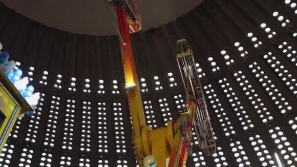 Double Pendulum Kamikaze Amusement Park Thrill Ride — Stock Video