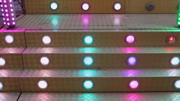 Metal Merdivenler Eğlence Fuarında Renkli Led Lambaları Yansıtıcılar — Stok video