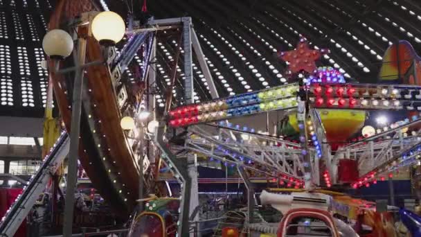 Піратський Корабель Pendulum Spinning Carousel Ride Amusement Park Hall — стокове відео
