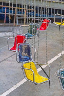 Salondaki Lunaparkta Renkli Sandalye Dönüşü