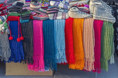 Renkli yün şallar Eşarplar Kış Pazarı 'nda örülmüş çoraplar Şapkalar