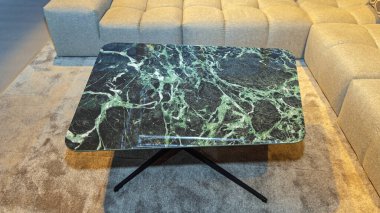 Oturma odasında Yeşil Mermer Taş Kahve Masası