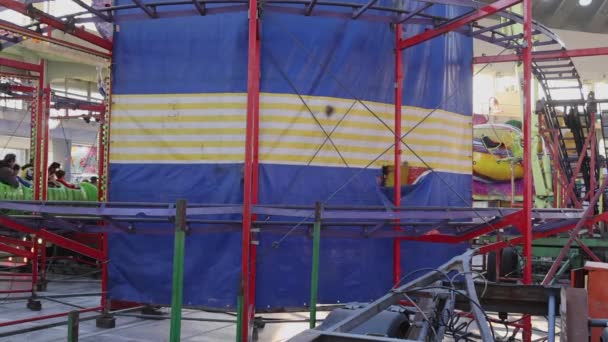 Belgrade Serbia December 2022 Indoor Roller Coaster Green Centipede Amusement — Vídeo de Stock