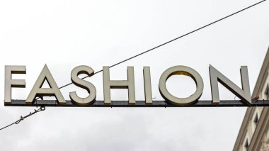 Beyaz 3d Harfler Binadan Asılı Moda İmzası