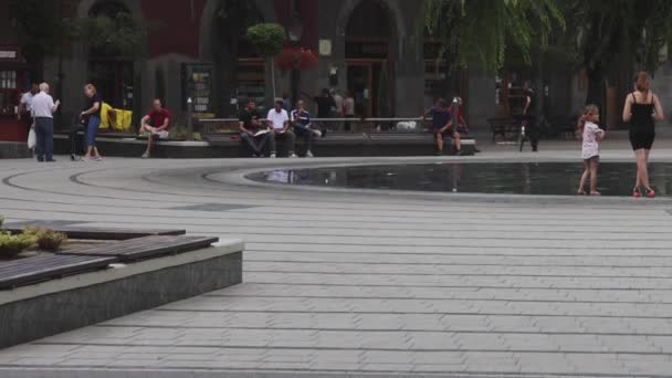 セルビアのスボティツァ 2022年8月1日 自由広場のタウンホールビルタワーランドマーク暑い夏の日の傾きアップ — ストック動画