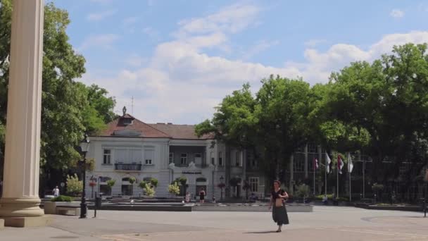 セルビアのスボティツァ 2022年8月1日 シティランドマーク記念碑で自由広場暑い夏の日に少数の人々 — ストック動画