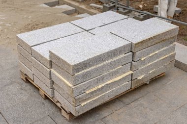 Pallet Caddesi İnşaat Alanında Kaldırım Döşemeleri Yığını