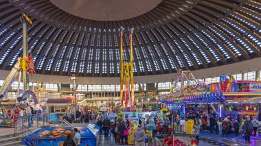 Belgrad, Sırbistan - 25 Aralık 2022: Eğlence Parkı Kış Fuarı Büyük Salon 'da Kalabalık.