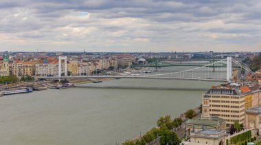 Budapeşte Macaristan 'daki Tuna Nehri üzerindeki Elisabeth Köprüsü