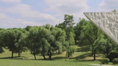 Kragujevac, Sırbistan - 26 Mayıs 2022: Sumarice Memorial Park Panorama 'da savaş sırasında öldürülen öğrenciler ve öğretmenleri tarafından kesilen uçuş anıtı.