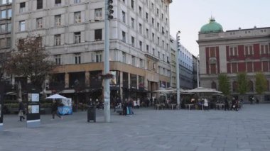 Belgrad, Sırbistan - 29 Ekim 2021: Müze Binası ve Ulusal Tiyatro Binası Başkent Merkezi 'ndeki Cumhuriyet Meydanı Çöküşünde Tarihi Eserler.