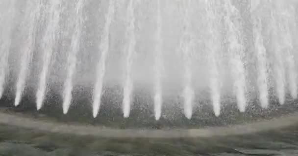 Fontanna Wieloma Dyszami Wodnymi Rura Wysokiego Ciśnienia Przepływu — Wideo stockowe