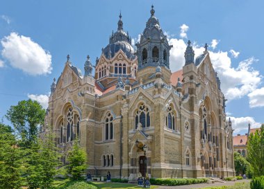 Szeged, Macaristan - 16 Haziran 2021: Szeged, Macaristan 'daki Josika Caddesi' ndeki Sinagog Tapınağı Binası.