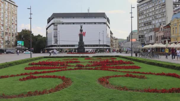 Nis Serbia August 2022 People Walking King Milan Square Hot — Video