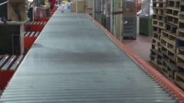 Dağıtım Deposu Sevkiyatındaki Taşıyıcı Kayışında Paketler Kutuları