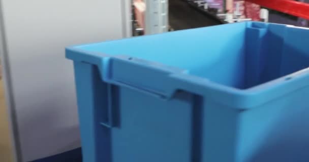 Μετακίνηση Πλαστικού Κουτί Tote Στο Μεταφορέα Rollers Στην Αυτόματη Αποθήκη — Αρχείο Βίντεο
