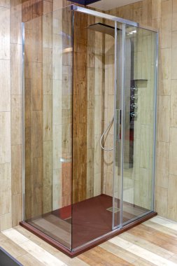 Kahverengi Banyo Köşesinde Cam Duş Kabini Aç