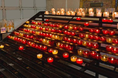 Marsilya Kilisesi 'nde Adak Mumları Rafı