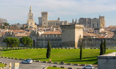 Avignon, Fransa - 30 Ocak 2016: Güneşli Kış Gününde Saray Kalesi Tarihi Tarihi Kent Duvarları.