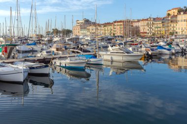 Cannes, Fransa - 1 Şubat 2016: Fransa 'nın Cannes kentindeki Sakin Su Marina Limanı' ndaki Limanlar.