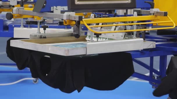 Zijde Zeefdruk Textiel Overhemden Printing Machine Carrousel Spinning — Stockvideo