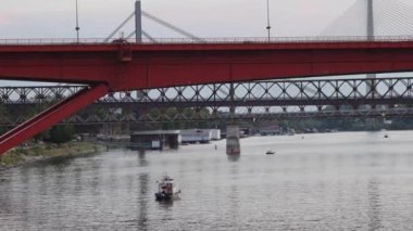 Sava Nehri üzerindeki Turuncu Gazela Köprüsü Belgrad Şehri Alacakaranlık Yazı