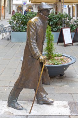 Trieste, İtalya - 12 Ocak 2017: Ünlü Şair Umberto Saba 'nın Bronz Heykeli.