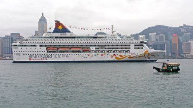 Hong Kong, Çin - 23 Nisan 2017: Star Cruises Balık Gemisi Hong Kong, Çin 'de Victoria Limanı' ndan geçiyor.