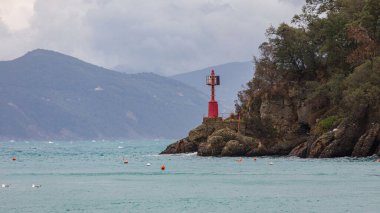 Portofino 'nun Önündeki Kırmızı Deniz Feneri İtalya Deniz Burnu Kış Seyahati