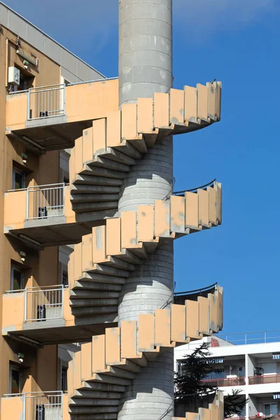 外置混凝土螺旋楼梯建筑物火警逃生 — 图库照片