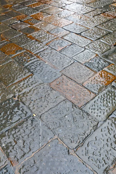 Kluzké Dlaždice Mokré Ulice Deštivý Den Itálie — Stock fotografie