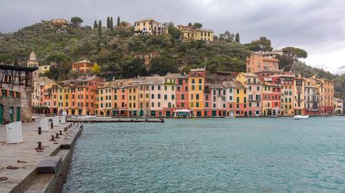 Portofino, İtalya - 1 Şubat 2018: Soğuk Kış Gününde Renkli Evler Ligurian Denizi.