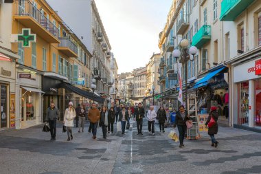 Nice, Fransa - 29 Ocak 2018: Soğuk Kış Günü Massena Caddesi 'nde Yürüyen İnsanlar.