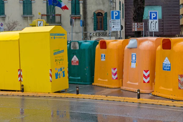 Vence Italië Februari 2018 Afval Sorteren Vuilnis Recyclen Containers Straat — Stockfoto