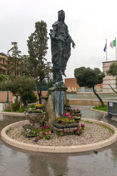 イタリア ヴェンス 2018年2月3日 駅前にある聖母マリア記念碑の像雨の冬の日 — ストック写真