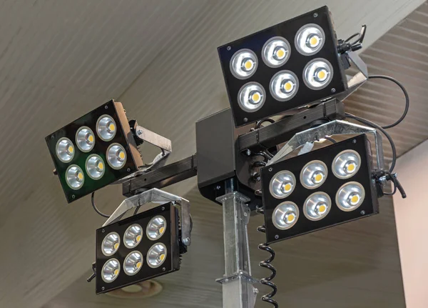 Nşaat Alanındaki Taşınabilir Mobil Işıklandırma Yansıtıcıları Kutbu Kulesi — Stok fotoğraf