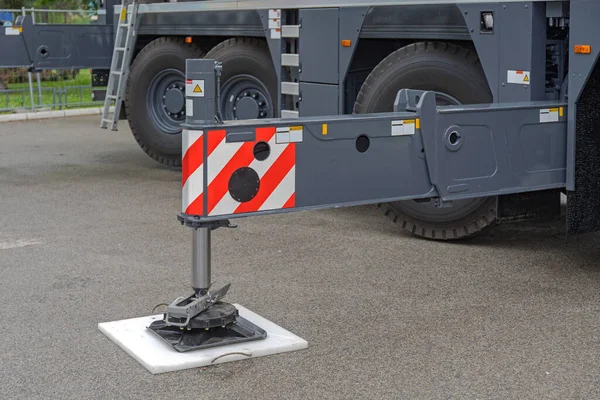 Mobile Crane Stabilizer Out Outrigger Pad — стокове фото
