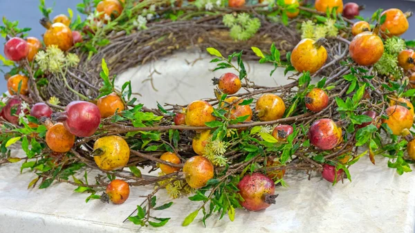 Grinalda Decorativa Feita Pequenos Frutos Romã — Fotografia de Stock