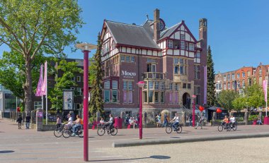 Amsterdam, Hollanda - 15 Mayıs 2018: Moco Modern Çağdaş Sokak Sanat Müzesi Sunny Day 'de.