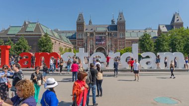 Amsterdam, Hollanda - 15 Mayıs 2018: Amsterdam, Hollanda 'daki Rijksmuseum Museum Square' de Büyük Mektuplar ve Turistler.