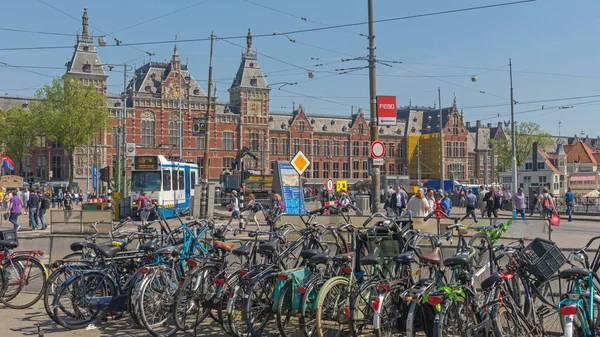 荷兰阿姆斯特丹 2018年5月14日 自行车停放公共交通列车和中央火车站大楼 — 图库照片