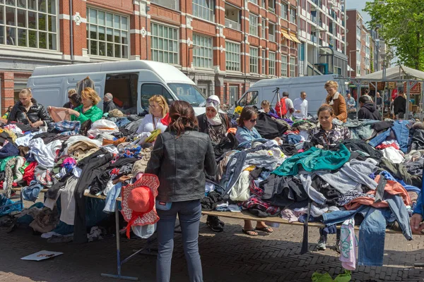 Amszterdam Hollandia 2018 Május Használt Ruhát Keresnek Bolhapiacon Városközpontban Sunny — Stock Fotó