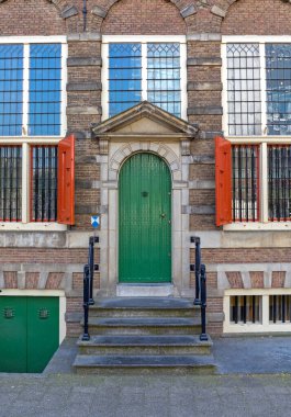 Amsterdam 'daki Ortaçağ Binasında Yeşil Kapı