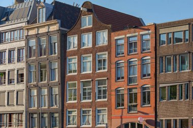 Eski Amsterdam 'daki Geleneksel Evlerin Büyük Pencereleri
