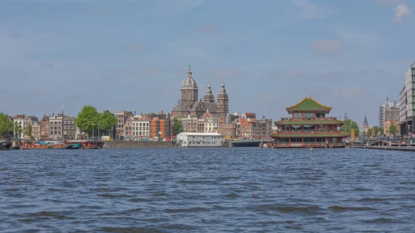阿姆斯特丹荷兰城市景观在春阳天从水看风景 — 图库照片