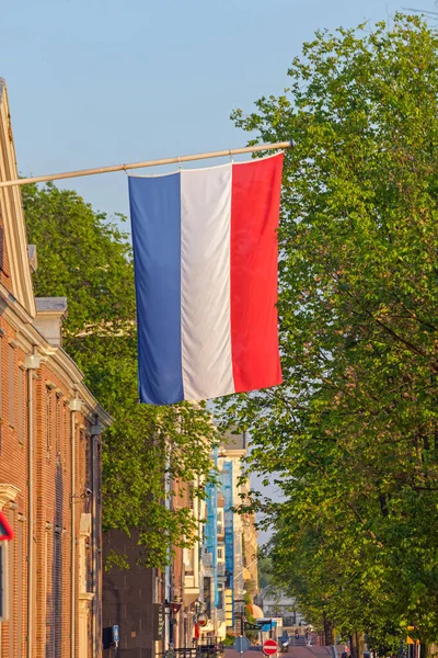 Bandeira Pendurada Dos Países Baixos Edifício Amsterdam Sunny Day — Fotografia de Stock