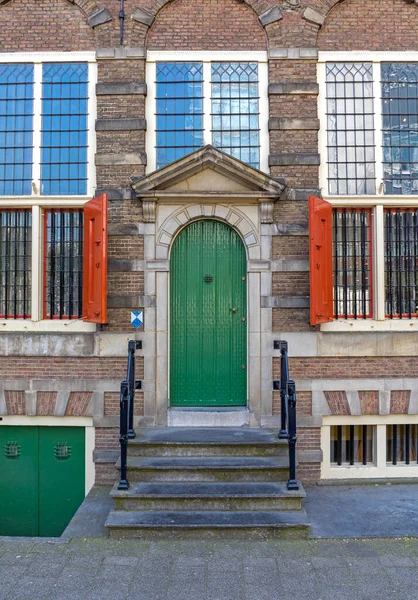 Πράσινη Πόρτα Στο Μεσαιωνικό Κτίριο Στο Άμστερνταμ — Φωτογραφία Αρχείου