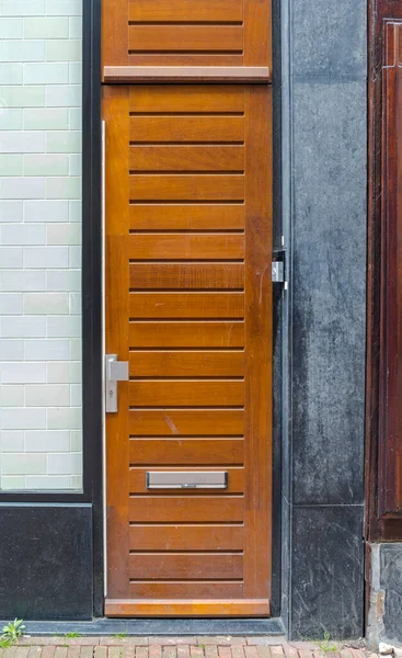 Узкая Деревянная Дверь Вход Современный Дом Амстердаме — стоковое фото