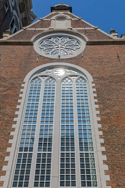 Ψηλό Γυάλινο Παράθυρο Στο Zuiderkerk Νότια Εκκλησία Στο Άμστερνταμ Ολλανδία — Φωτογραφία Αρχείου